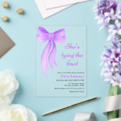 Purple Bow She's Tying the Knot Bridal Shower  アクリル招待状 (インサイチュ (ウェディング))