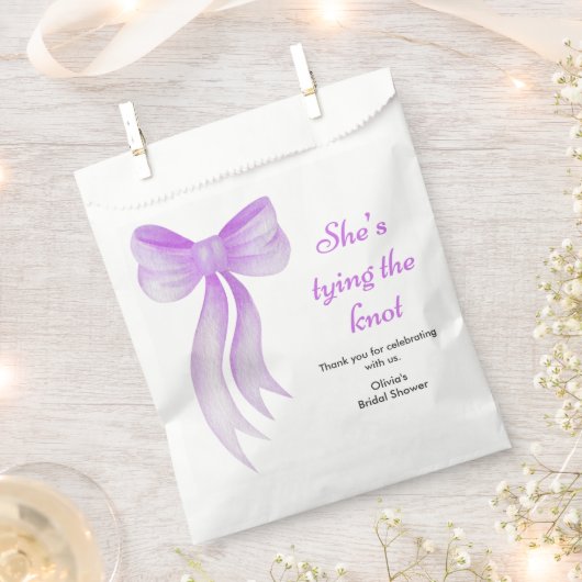 Purple Bow She's Tying the Knot Bridal Shower  フェイバーバッグ (クリップ留めされた状態)