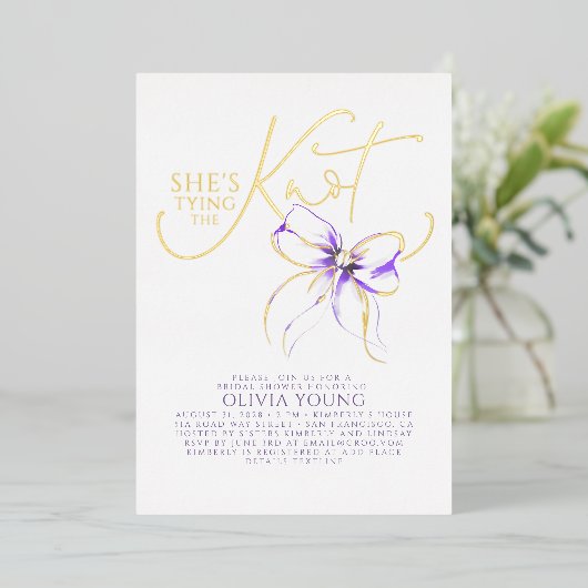 Purple Bow She's Tying The Knot Bridal Shower 箔招待状 (立ち正面)