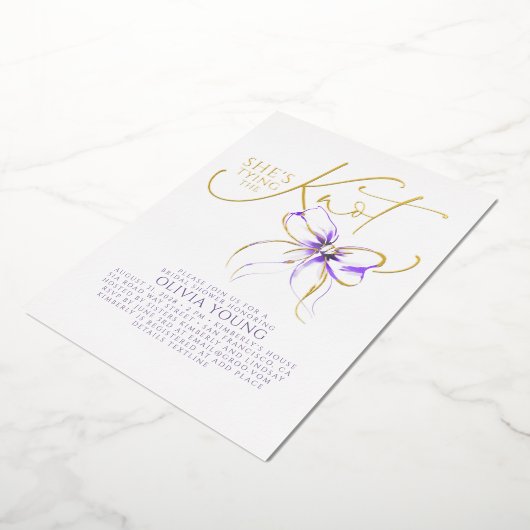 Purple Bow She's Tying The Knot Bridal Shower 箔招待状 (回転した状態)