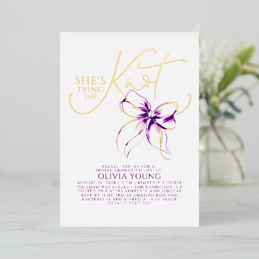 Purple Bow She's Tying The Knot Bridal Shower 箔招待状 (立ち正面)