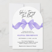 Purple Bow Shes Tying the Knot Photo Bridal Shower 招待状 (正面)