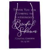 Purple Bridal Shower Personalized White Script ミディアムペーパーバッグ (正面)