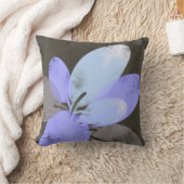Purple Flower Accent Pillow – Modern Floral Art Cu クッション (ブランケット)