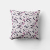 Purple flowers on a throw pillow クッション (正面)