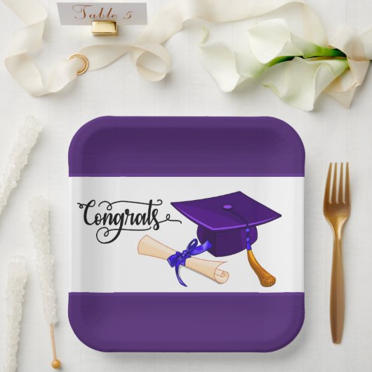 Purple Graduation Cap And Diploma ペーパープレート (ウェディング)