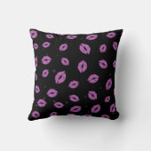 Purple Lipstick Kisses on Black Background Pattern クッション (裏面)