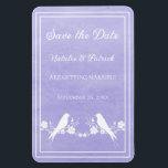 Purple Lovebirdフローラ日付磁石を保存 マグネット<br><div class="desc">まエレガントたシンプル、フローラつる植物と紫色の背景に置かれた一対のラブバードを特徴とする日付フレキシマグネットを保存する。このデザインはユニークを発表する際のモダン選択結婚である。簡単カスタマイズの詳細結婚に。クリックパーソナカスタマイズリゼーションのオプションを見つけるための「It」。</div>