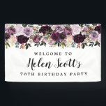 Purple Mauve Pink 70th Birthday Party Welcome 横断幕<br><div class="desc">美しくエレガント70歳の誕生日のウェルカムサイン。緑豊かなフローラ縁どは赤面とマヴューピンクのバラと共に深い紫のバラを含む。空気の良い深いの葉深い与えの緑のは、開いた空気の良い雰囲気。名誉あるゲストの名前は書トレンディースクリプトにモダンある。残りの文字はクラシックフォント。非常に簡単カスタマイズのテンプレート。70歳の誕生日メイブバラコレクションの一部。招待状のスイートとパーティーの装飾のための調整アイテムが含まれる。品連絡もしを持って救済ください。</div>