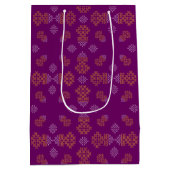 Purple Minimal Tamil Kolam Pongal Design ミディアムペーパーバッグ (裏面)