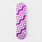 Purple White Chevron Zigzag Pattern Design  スケートボード (正面)