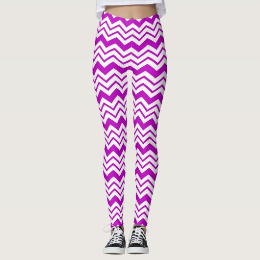 Purple White Chevron Zigzag Pattern Design  レギンス (正面)