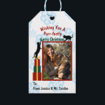 Purr-fecently Meerry Christmas Catsよくはしゃぐ写真 ギフトタグ<br><div class="desc">これらの愛らしいホリデーギフトラベルは猫好きを念頭に設計されている！写真とフレームをお洒落囲む2つの猫のシルエットで構成された可愛らしいデザイン。猫たちは床の上で物を叩くのが大好きだから、写真の枠の上からメリークリスマスの言葉を叩いている。キャプション読:純粋に楽しいクリスマスを願う。短いノートまたは下から宇宙がある。</div>