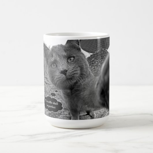 Purrfect Selfieのマグを取っている猫 コーヒーマグカップ (中央)
