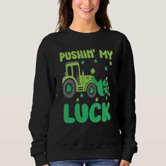 Pushing My Lucky Tractor St Patrick's Day Shamrock スウェットシャツ (正面)