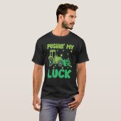 Pushing My Lucky Tractor St Patrick's Day Shamrock Tシャツ (正面フル)