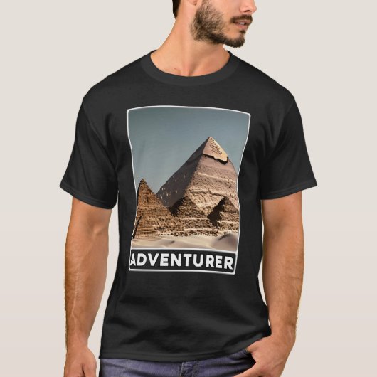 Pyramids of Giza Cairo Egypt Adventurer Tシャツ (正面)