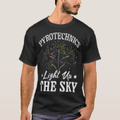 Pyrotechnician Lights Up The Sky Fireworks Pyro Te Tシャツ (正面)
