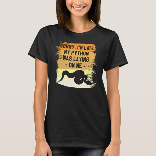 Pythonが私にPythonを置いていた遅れてごめんなさい Tシャツ (正面)