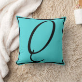 QイニシャルPILLOW - Letter Q on Aqua Background クッション (ブランケット)