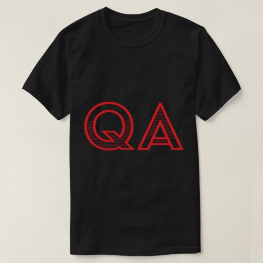 QA – 品質保証(赤い文字) Tシャツ (デザイン正面)