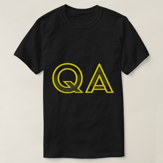 QA – 品質保証(黄色の文字) Tシャツ (デザイン正面)