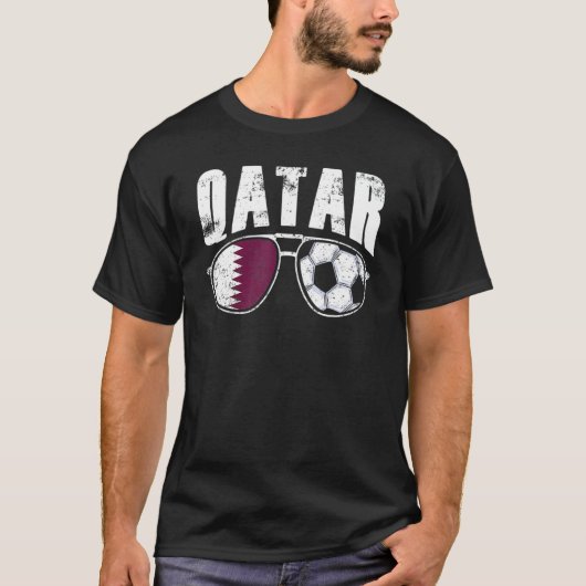 Qatar Flag Football Sunglasses Qataris Fan Soccer  Tシャツ (正面)