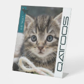 QATTOOSペデスタルサイン 台座サイン (正面)