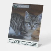 QATTOOSペデスタルサイン 台座サイン (正面)