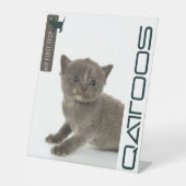 QATTOOSペデスタルサイン 台座サイン (正面)