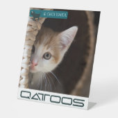 QATTOOSペデスタルサイン 台座サイン (正面)