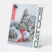 QATTOOSペデスタルサイン 台座サイン (正面)