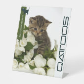 QATTOOSペデスタルサイン 台座サイン (正面)