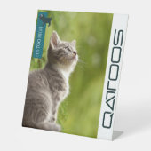 QATTOOSペデスタルサイン 台座サイン (正面)