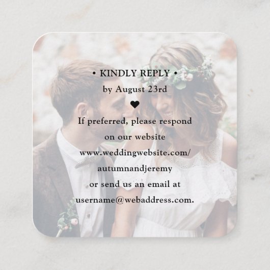 QRウェディングRSVPシンプル写真とクラシック文字体裁 エンクロージャーカード (裏面)