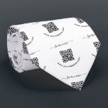 QRコードおよびカスタム文字 ネクタイ<br><div class="desc">あなたのQRコードと文字とラウンドシールカスタム。フォントと色を変更し、デザインツールで要素を移動およびサイズ変更する。注意！QRコードテンプレートをQRコードに置き換える必要がある！</div>