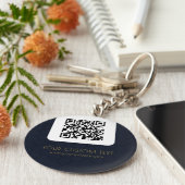 QRコードとカスタム文字ネイビーブルーエレガント キーホルダー (側面)