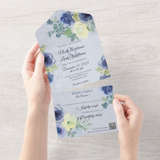 QRコードを使用した青淡い色の色とアイボリーのバラ オールインワン招待状 (貼ってはがせる)