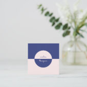 Qrコードパープルコンテンポラリーピンク&スクリプトモノグラム スクエア名刺 (スタンド正面)