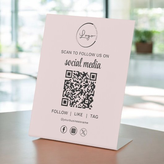 QRコードピンクスキャン後を追をソーシャルネットワークで使用 台座サイン