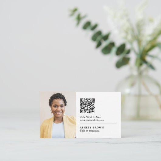 QRコードプロフェッショナルシンプルのロゴ不動産仲介業者写真 名刺 (スタンド正面)