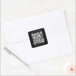 QRコードミニマルウェディング日付を黒く保存 スクエアシール<br><div class="desc">シンプル結婚式日付シールをQRコードと一緒に保存。このデザインの高度なカスタマイズについてクリックは、上の青いデザインツールボタンをクリックして下さい。一致するアイテムも利用可能である。</div>