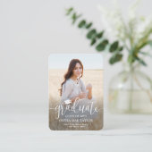 QRコードミニ卒業写真モダン白スクリプト エンクロージャーカード (スタンド正面)