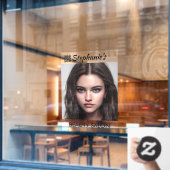 QRコード付きの美しいダークヘアの女の子 ビューティーサロン ウィンドウサイン (カフェ窓)