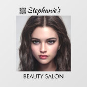 QRコード付きの美しいダークヘアの女の子 ビューティーサロン ウィンドウサイン (シート)