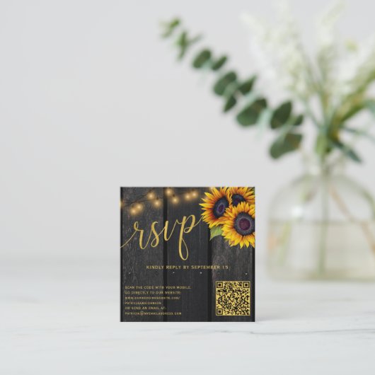 QRコード素朴ひまわりバジェット結婚式RSVP エンクロージャーカード (スタンド正面)