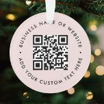 QRコード |ビジネスモダン赤面ピンクのクリスマス オーナメント<br><div class="desc">QRコーシンプルド、ビジネス名またはWebサイトと赤面の文字で簡単に更新できるミニマルスタイルののピンクQRコードのクリスマス装飾テンプレートでカスタムす。例えば、私をスキャンして… #QRcode #ornament #business</div>