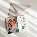 QRコード |写真とシンプル写真モダン日付を保存する<br><div class="desc">これらのシンプルと白黒の結婚式エレガントは、日付の磁気カードを保存する手書きスクリプトのタイポグラフィモダンと、あなたの個人的な写真とお気に入りの、あなたのウェブサイトに導くQRコードを結婚特徴とする。</div>