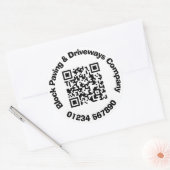 QRコードClを使用したブロック舗装作業者と車道作業者 ラウンドシール (封筒)