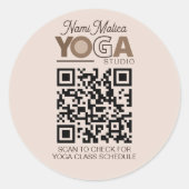 QRヨガモダンスタジオステッカー付きベージュブラウン ラウンドシール (正面)